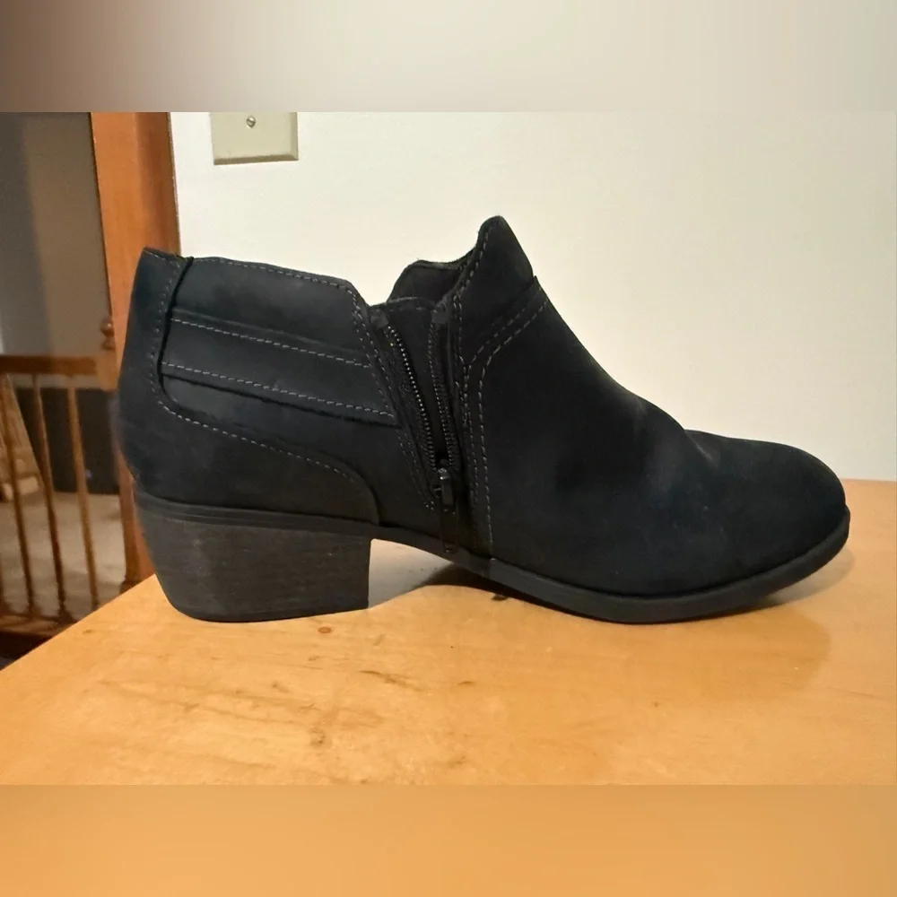 Clarks Boots Womens 8 1/2 M Charlten Grace Ankle Booties Black Leather EUC